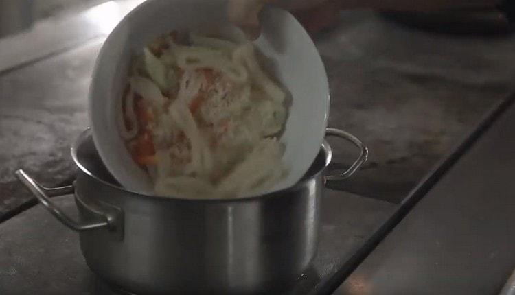 Dans une casserole, faites bouillir de l'eau et mettez-y tous les produits préparés.