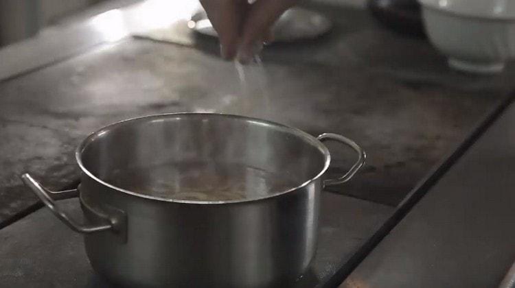 Ajoutez du sel au goût et faites cuire la soupe pendant 15 minutes.