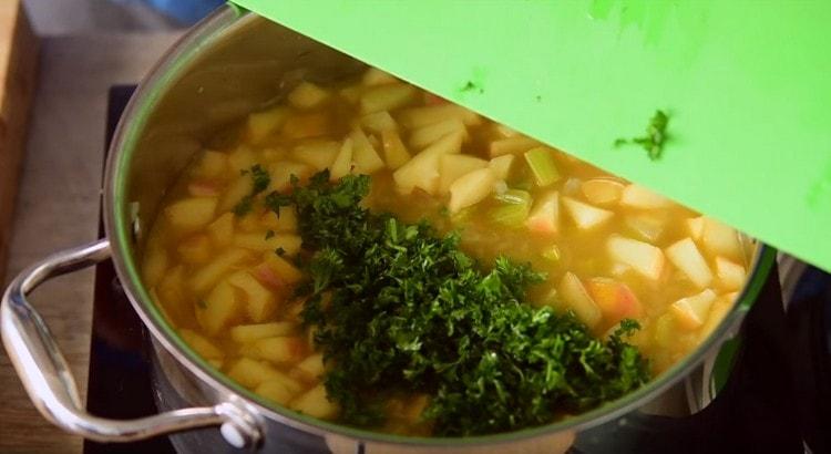 Ajouter des légumes à la soupe.