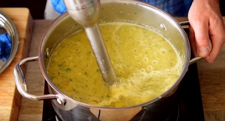 Broyer la soupe presque terminée avec un mélangeur.