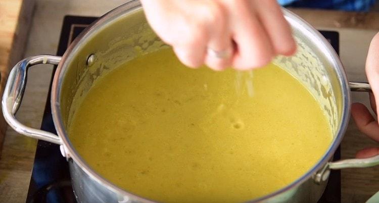 Bring the soup to a boil again, add a little lemon juice.