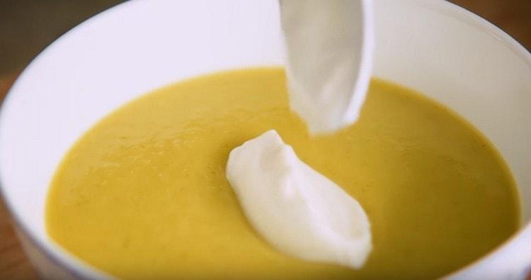 Agregue una cucharada de crema agria o yogurt.