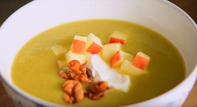decorate the soup with nuts and apple slices.