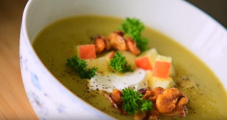 La sopa de apio cuando se sirve se puede adornar con verduras.