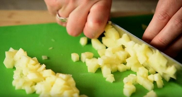 couper les pommes de terre dans un très petit dés.
