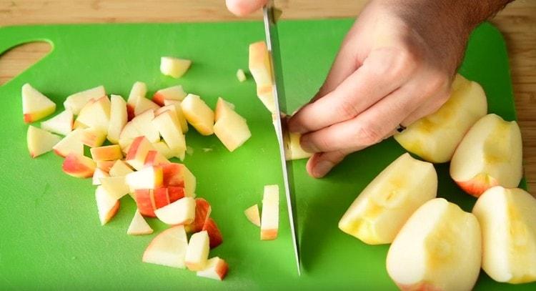Cortar las manzanas en el mismo cubo pequeño.