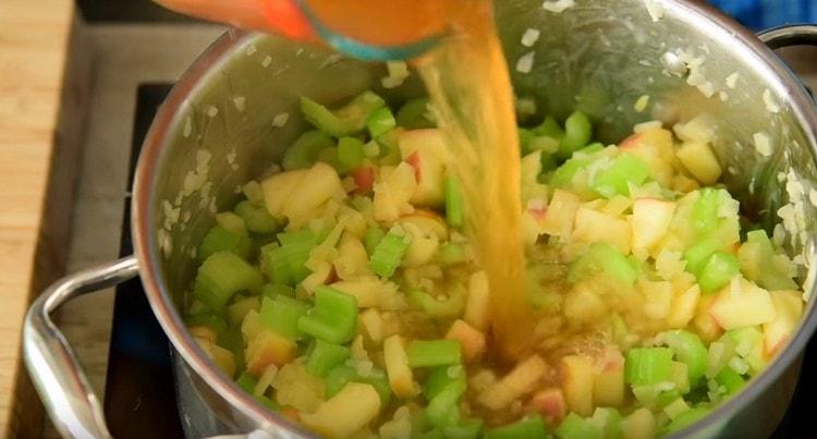 Ajoutez le bouillon aux légumes.