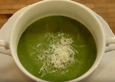Preparamos una deliciosa sopa de espinacas frescas de acuerdo con una receta paso a paso con una foto.