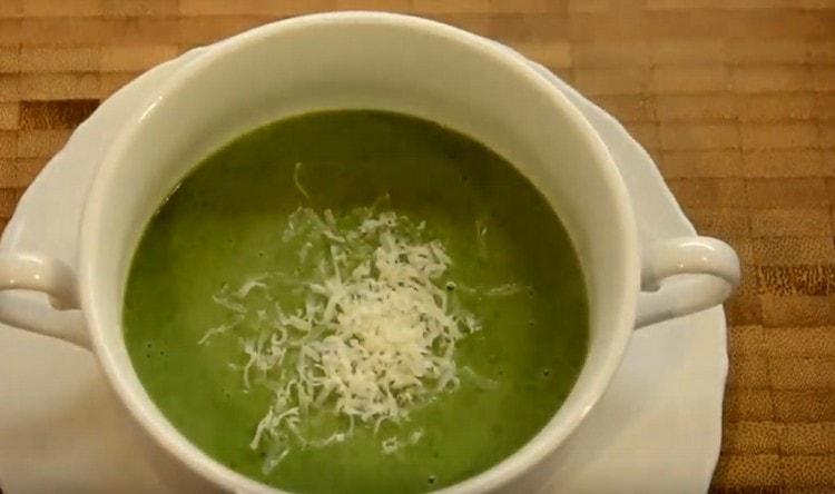 Au moment de servir, garnir de soupe d'épinards frais au parmesan.