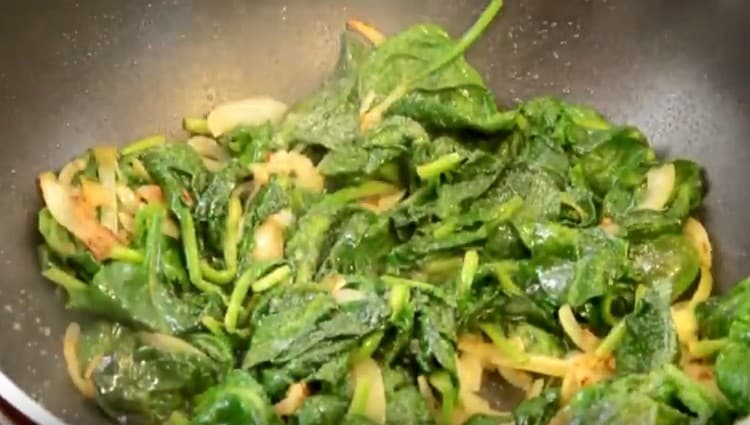 Guisar las espinacas con verduras hasta que estén suaves, agregar la nuez moscada.