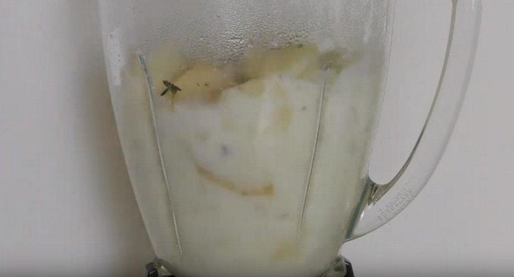 Ginagambala namin ang natapos na sopas sa isang blender, nagdaragdag ng cream.