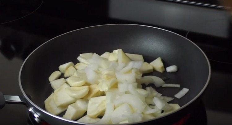 We put all the prepared vegetables into the pan.