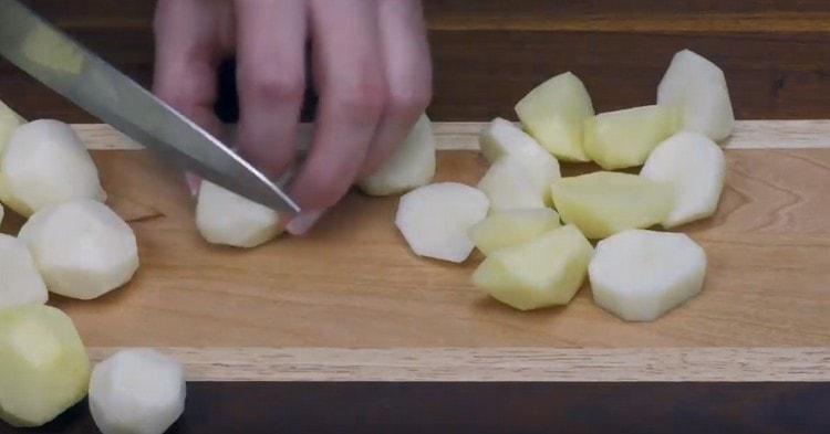 Cut the potatoes into slices.