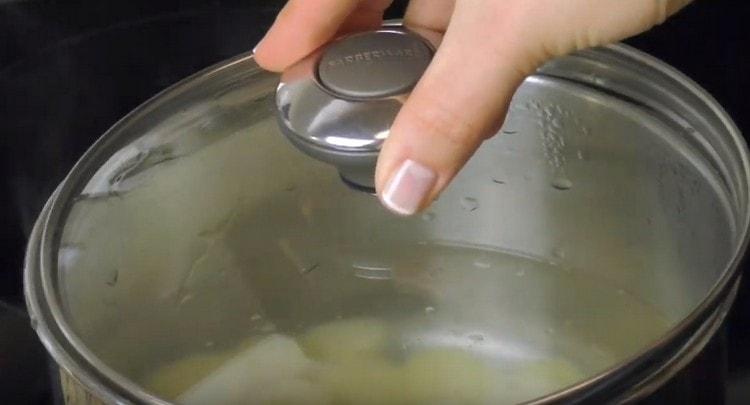 Mettez les pommes de terre dans l'eau bouillante et faites cuire.