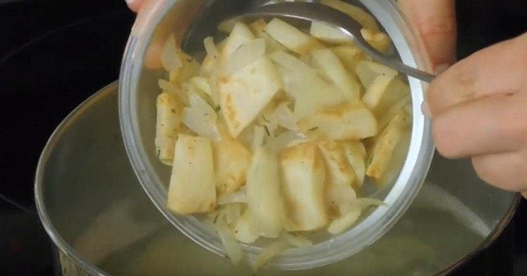 In potatoes, put the fried celery with onions and garlic into the pan.