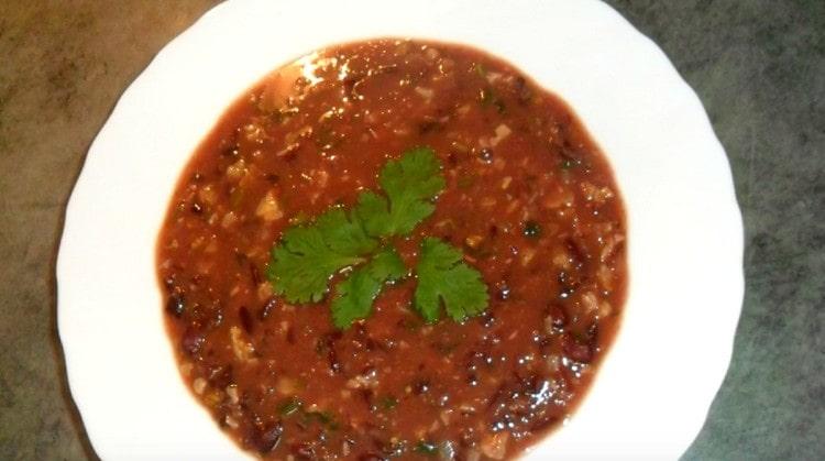 La sopa original de frijoles rojos está lista.