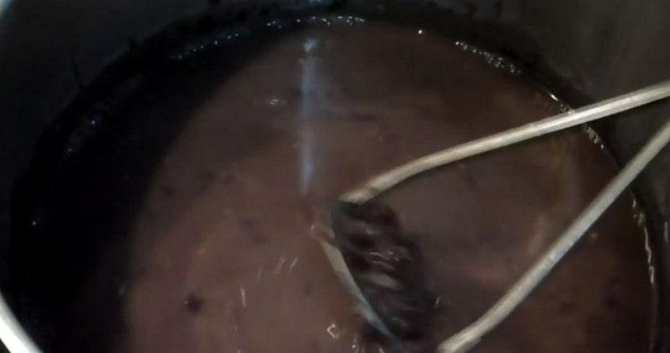 Amasar los frijoles en el agua.