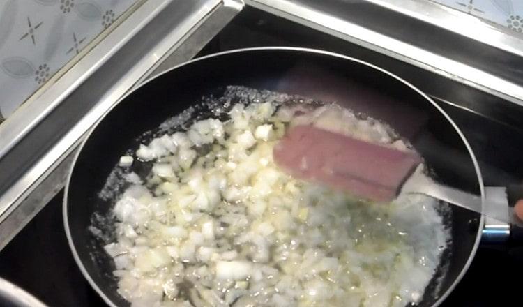 In oil, fry the onions until transparent.