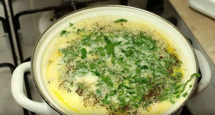 Ajoutez des légumes verts hachés à la soupe.
