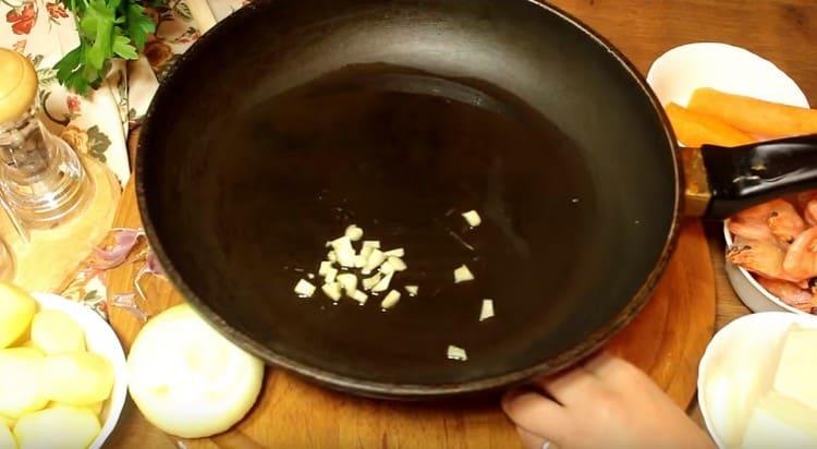 Freír el ajo en una sartén.