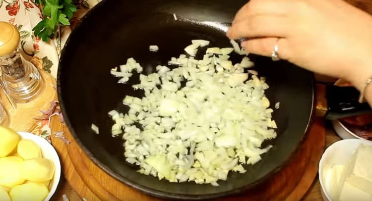 Agregue las cebollas picadas a la sartén.