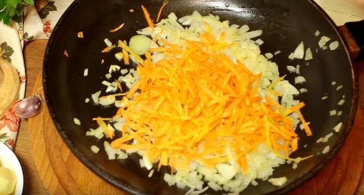 Add the grated carrots to the pan.