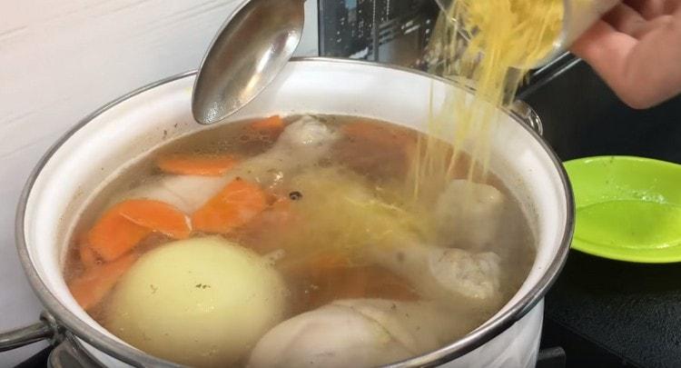 Verser les pâtes dans la soupe.