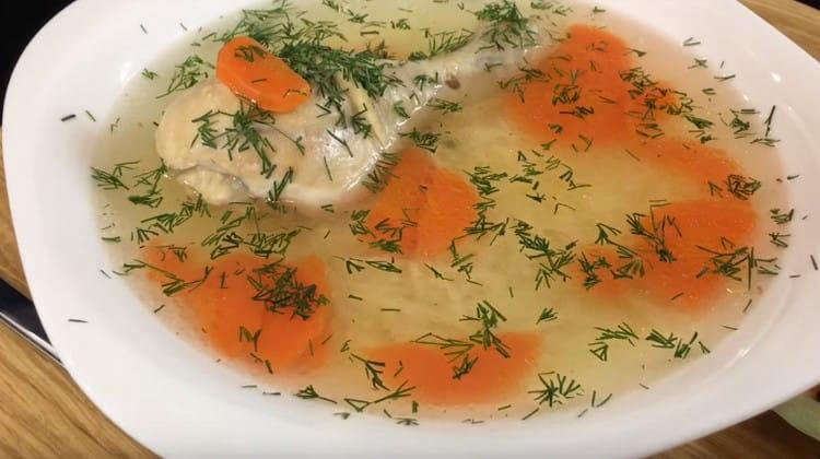 Au moment de servir, la soupe de pâtes peut être saupoudrée d'herbes.