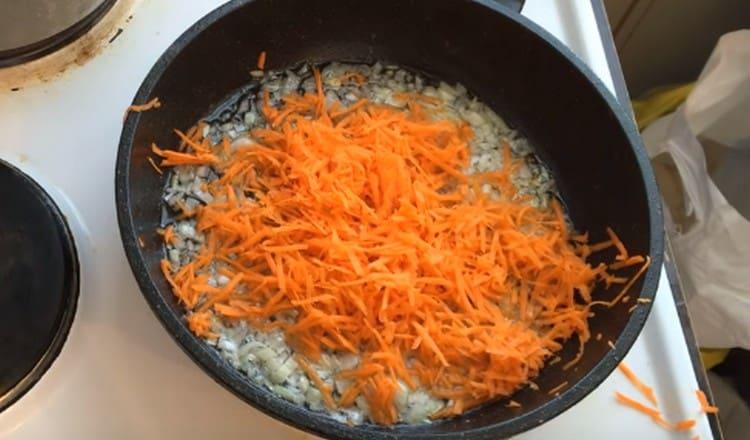 Add the grated carrot to the onion and prepare the frying.