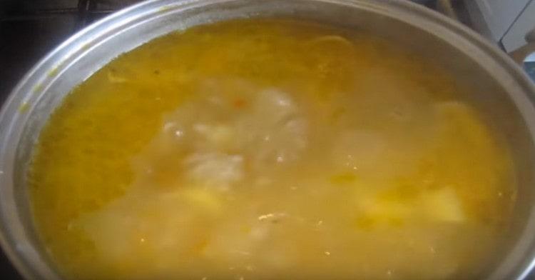 Ajoutez des pommes de terre à la soupe, puis faites-les frire.