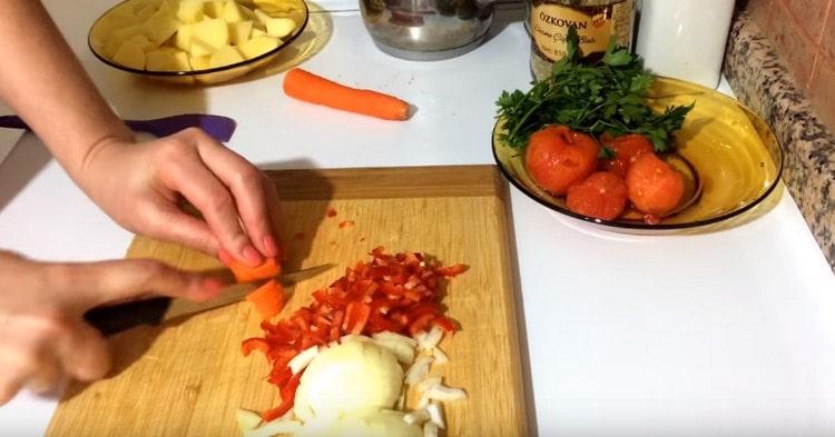 Moudre les oignons, les carottes et les poivrons.