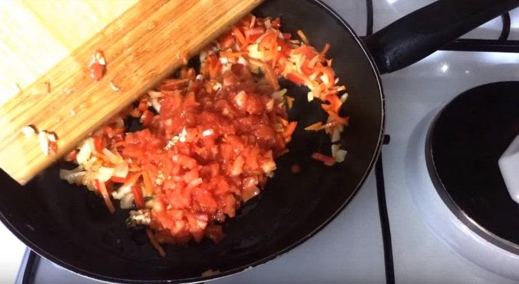 Konzerviranu rajčicu dodajte narezano povrće.