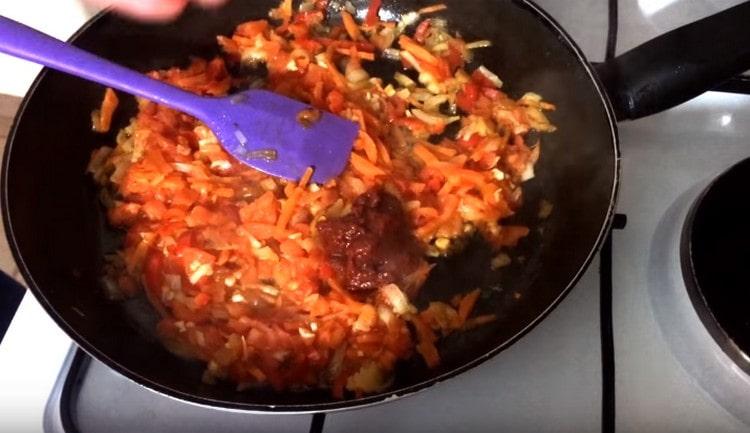 Ensuite, ajoutez la pâte de tomates au rôti.