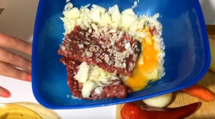 In a bowl, combine the minced meat, chopped onion, egg.