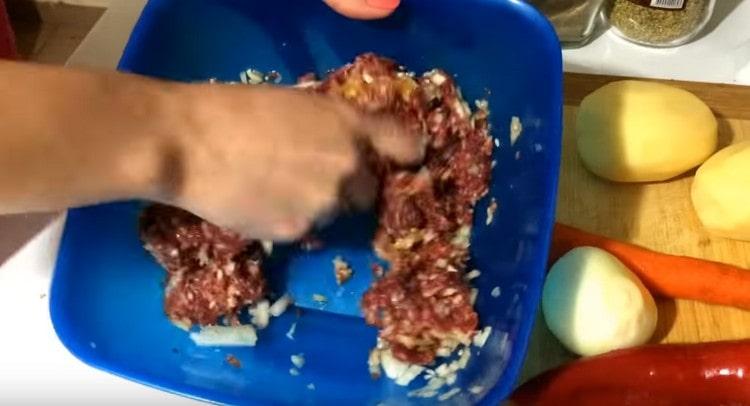 Ajouter les épices, saler et mélanger la viande hachée.