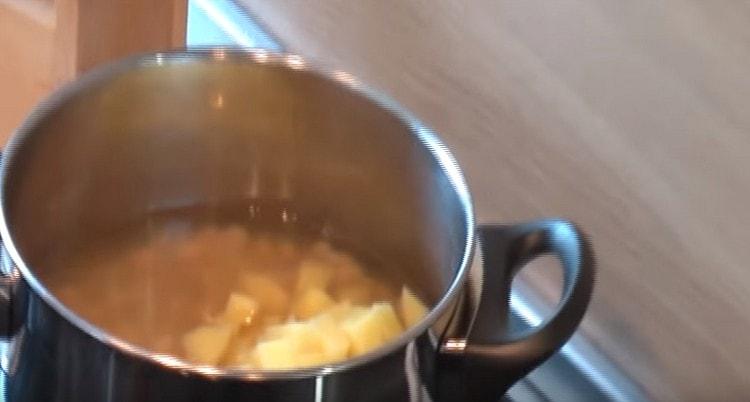 Agregue las papas a la olla con frijoles.