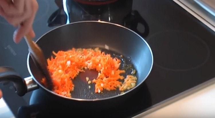 freír las cebollas con zanahorias en una sartén.