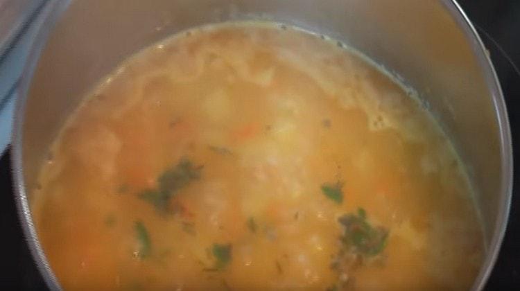 À la fin, ajoutez des légumes verts hachés à la soupe presque finie.