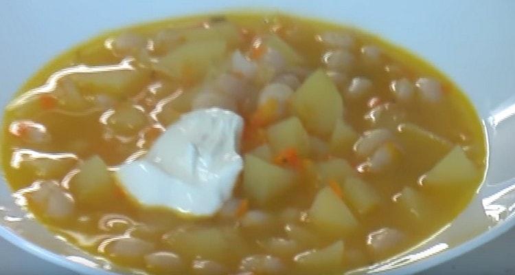 Servez la soupe aux haricots avec la crème sure.