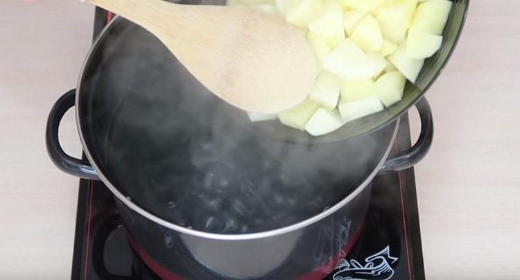 We put in boiling water sliced ​​potatoes.