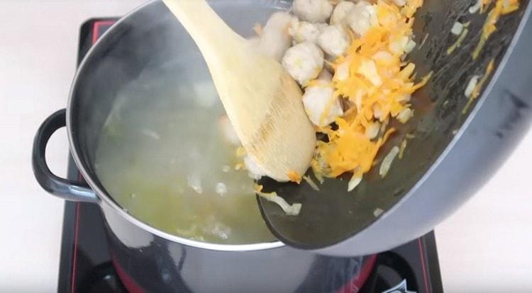 Agregue albóndigas a la sopa junto con la fritura.