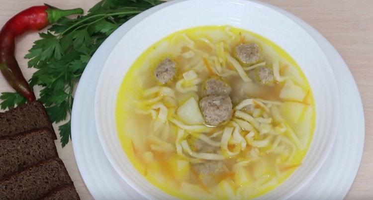 Aquí hemos obtenido una sopa tan fragante y apetitosa con albóndigas y fideos.