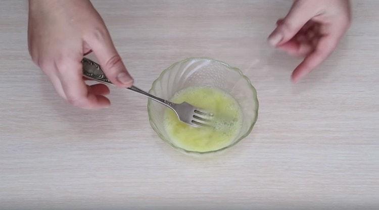 Batir el huevo con sal con un tenedor.