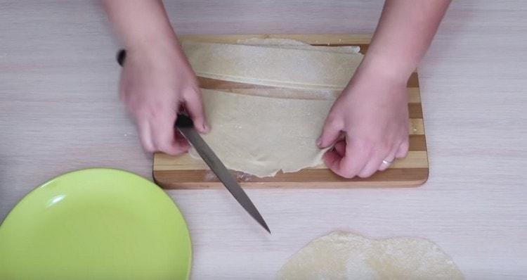 Couper la pâte roulée en lanières de 5 cm de large.