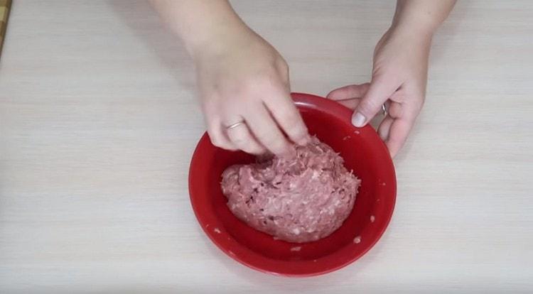Mix the minced meat thoroughly and beat it right in the bowl.