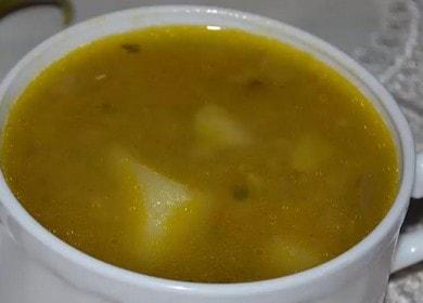 Cocinar una deliciosa sopa con lentejas y papas según una receta paso a paso con una foto.