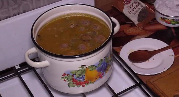 La sopa fragante con lentejas y papas está lista.