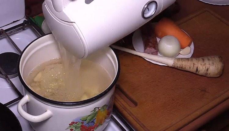 Commencez par couper les pommes de terre, remplissez-les d'eau et mettez à cuire.
