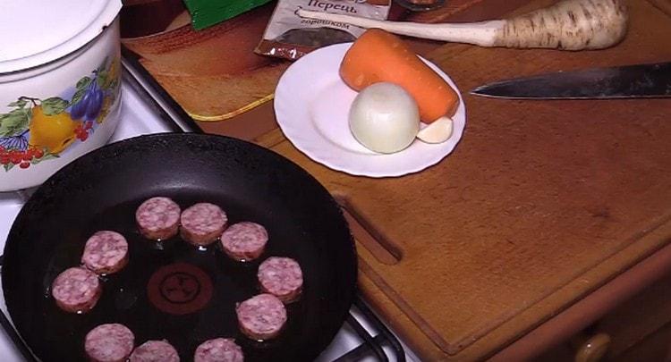 Cut the smoked sausage and fry in a pan.