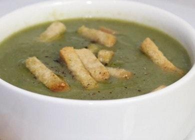Tasty cream soup with spinach and croutons 🍲